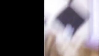 البنت نايمه عالسرير وبيدخل عليها اخوها المتناك بيهيج علي جسمها وعايز يركبها وبيقرب منها  سكس مصري  ينام جنبها وبيحك زوبره في طيزها من ورا