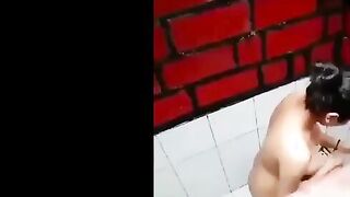 المتناكه في الحمام بتقلع هدومه علشان تستحما وقبل متنزل تحت الدوش بتلعب في كسها بصباع  سكس مصري ها اوي وتنزل لبنها وبعدها بتكمل استحمام
