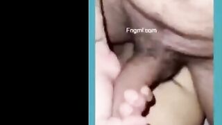 المتناكه نايمه عالسرير ومش لابسه حاجه والراجل الفحل ماسك زوبره بيلعب فيه ا  سكس مصري وي بيديه وبيضرب عشرته وبينزلهم علي وشها