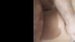الشرموطه نايمه علي ضهرها وبتلعب في كسها وتبعبص اوي فيه وزوبر حبيبها داخل في  سكس مصري  طيزها وبيخش ويطلع وخرم طيزها مفشوخ منه