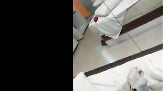 الشرموطه نايمه علي ضهرها وبتلعب في كسها وتبعبص اوي فيه وزوبر حبيبها داخل في  سكس مصري  طيزها وبيخش ويطلع وخرم طيزها مفشوخ منه