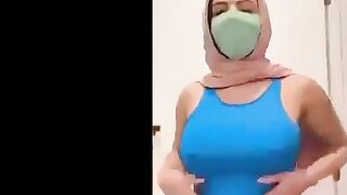 البنت المتنالكه واقفه وماسكه جنابها بيديها وبتتهز في جسمها وحبيبها   سكس مصري وراها بيحضنها من ضهرها وبيبوس في رقبتها