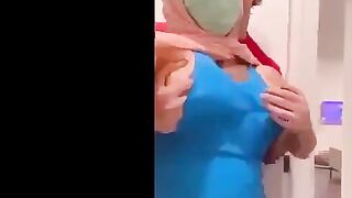البنت المتنالكه واقفه وماسكه جنابها بيديها وبتتهز في جسمها وحبيبها   سكس مصري وراها بيحضنها من ضهرها وبيبوس في رقبتها