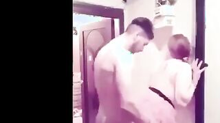الراجل الفحل زانق الشرموطه بتاعته عالحيط وهما عريانين وبيمسك في طيزها ومدخل زوبره براحه اوي في طيزها وهي  سكس مصري  بتمسك في الحيط من شده الوجع وهو بيدخله