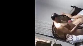 الشرموطه عالسرير ملط خالص وبتفتح رجليها اوي بنفسها وترفعها لفوق خالص وبيجي الراجل بتاعهابيدخل   سكس مصري زوبره في كسها وبينام فوقيها وبينيك فيها