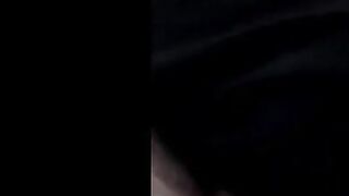 البنت المتناكه لابسه العبايه السوده وبتشد الطرحه لوشها ونازله تحت زوبر حبيب  سكس مصري ها بتمص فيه اوي وترضعه وهو قاعد عالكرسي