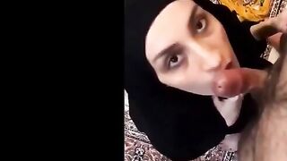 البنت المتناكه لابسه العبايه السوده وبتشد الطرحه لوشها ونازله تحت زوبر حبيب  سكس مصري ها بتمص فيه اوي وترضعه وهو قاعد عالكرسي