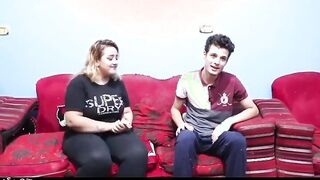 البنت قاعده عالكنبه في الصاله مع خطيبها وبتلعب في شعرها اوي و  سكس مصري زهقانه وبتقرب منه وتتلزق فيه اوي وتسخنه