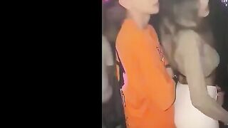 الشرموطه في الديسكو مع حبيبها بترقص معاه اوي ومسخنه الجو وهو ماسك في طيزها من ورا بيهز فيها وبي  سكس مصري رقص وهو حاضنها وزوبره بيحك في طيزها اوي
