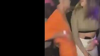 الشرموطه في الديسكو مع حبيبها بترقص معاه اوي ومسخنه الجو وهو ماسك في طيزها من ورا بيهز فيها وبي  سكس مصري رقص وهو حاضنها وزوبره بيحك في طيزها اوي