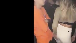 الشرموطه في الديسكو مع حبيبها بترقص معاه اوي ومسخنه الجو وهو ماسك في طيزها من ورا بيهز فيها وبي  سكس مصري رقص وهو حاضنها وزوبره بيحك في طيزها اوي