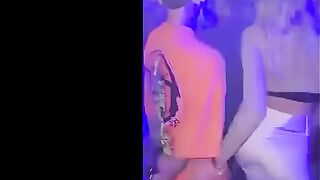 الشرموطه في الديسكو مع حبيبها بترقص معاه اوي ومسخنه الجو وهو ماسك في طيزها من ورا بيهز فيها وبي  سكس مصري رقص وهو حاضنها وزوبره بيحك في طيزها اوي