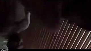 الراجل قالع ومفلقس طيز حبيبته لورا وبينيك في كسها وهو ماسك طيزها ا  سكس مصري لكبيره وبيشد في شعرها كل مايدخله ويطلعه