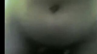 البنت نايمه عريانه وبتلعب في بزها وتشد حلمتها لبره والبنت الشرموطه معاها  سكس مصري  بترضع لها في بزها التانوتمص فيه ببوقها