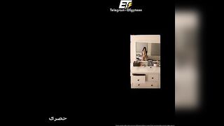 الشرموطه واقفه من غير هدوم مفاقسه لتحت شويه وبتلعب بصباعها في زنبور كسها وش  سكس مصري غاله تدعك فيه اوي وهي واقفه بتنزل لبنها