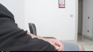 الراجل الحيحان قاعد عالكرسي ومطلع زوبره وبيلعب فيه هيجان عالست ال جات ق  سكس مصري عدت جنبه وبتبوص عليه اوي هو بيضرب عشرته