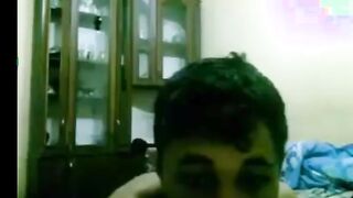 الراجل ال زوبره بياكله مع نفسه قالع هدومه وماسك في زوبرهع بيضر  سكس مصري ب عشرته وبينزلهم كلهم في يديه بعد ميخلص