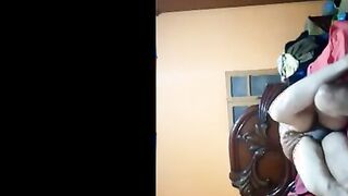 الراجل نايم عالسرير من غير هدوم ومطلع لبوته فوقيه ونايمه بضهرها عليه ومدخل زوبره  سكس مصري  كله في كسها بينيك فيها وبيبوس في بوقها