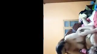 الراجل نايم عالسرير من غير هدوم ومطلع لبوته فوقيه ونايمه بضهرها عليه ومدخل زوبره  سكس مصري  كله في كسها بينيك فيها وبيبوس في بوقها