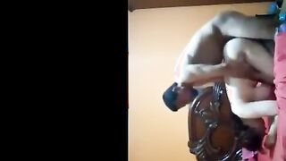 الراجل نايم عالسرير من غير هدوم ومطلع لبوته فوقيه ونايمه بضهرها عليه ومدخل زوبره  سكس مصري  كله في كسها بينيك فيها وبيبوس في بوقها