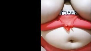 اللبوه لابسه الانجري الاحمر وقاعده علي حرف السرير منزله رجليها للارض وبتلعب في   سكس مصري بزازها الكبار وتحشر صباعها الكبير وسطهم
