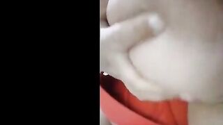 اللبوه لابسه الانجري الاحمر وقاعده علي حرف السرير منزله رجليها للارض وبتلعب في   سكس مصري بزازها الكبار وتحشر صباعها الكبير وسطهم