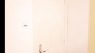 الشرموطه قاعده عالكنبه مستنيه دورها تدخل وبياكلها كسها فجاه وتمسكه  سكس مصري  وهي لابسه العبايه وتدعك فيه اوي بيديها