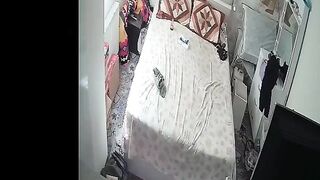 البنت واقفه بتدهن كسها بالزيت وبيدخل عليها راجلها بينومها عالسريروهو ف  سكس مصري وق منها بيحضن فيها اوي وبيبوس في رقبتها