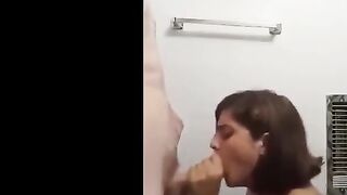 البنت ماسكه زوبر الراجل وبترضعه كله في بوقها وهي عريانه تحته وتمص   سكس مصري فيه اوي بلسانها وهو واقف متكيف اوي منها