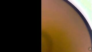 البنت المنقبه قاعده علي اول السرير ومنزله رجليها عالارض وبتعصر اوي في بزاز  سكس مصري ها وتلعب فيهم بيديها الاتنين وتقفش فيهم