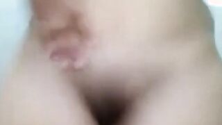 البنت في الحمام عرياتنه وبتاخد شاور ساقع وهي تحت المايه بتلعب   سكس مصري في كسها وتضرب سبعه ونص بتاعتها المتناكه
