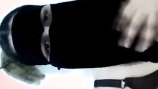 البنت في الحمام عرياتنه وبتاخد شاور ساقع وهي تحت المايه بتلعب   سكس مصري في كسها وتضرب سبعه ونص بتاعتها المتناكه