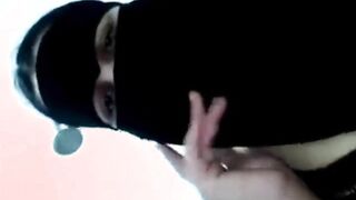 البنت في الحمام عرياتنه وبتاخد شاور ساقع وهي تحت المايه بتلعب   سكس مصري في كسها وتضرب سبعه ونص بتاعتها المتناكه
