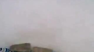 شوفو ابن الجيران مع المزه بتاعه الحته وهو بيروحلها الشقفه بعد ما امها بتنزل السوق اول متفتحله بيزنقها عالح  سكس مصري يط وبيلعب في صدرها وهي هيجه علاطول معاه