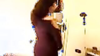 الوليبه المتناكه عالسرير بتتناك من جوزها وهو مغرق كسها باللبن بتشوفه بين  سكس مصري زل وهو بيطلع وبيدخل زوبره فيها رايح جاي