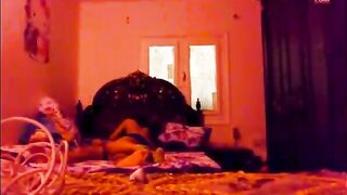 البنت نايمه عريانه علي بطنها عالسرير ورافعه رجلها الاتنين هي وضماهم لبعض والراجل نايم فوق منهال ومدخل زوبره في   سكس مصري طيزها بينكها براحه اوي اول مره ليه يجرب