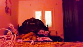 البنت نايمه عريانه علي بطنها عالسرير ورافعه رجلها الاتنين هي وضماهم لبعض والراجل نايم فوق منهال ومدخل زوبره في   سكس مصري طيزها بينكها براحه اوي اول مره ليه يجرب