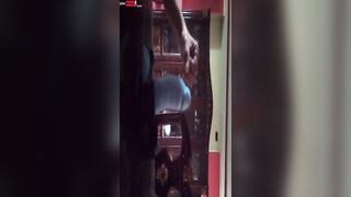 الراجل الخول لابس هو زوبر صناعي اكبر من زوبره وبيلعب فيه وهو و اقف وبيدخله ف  سكس مصري ي حبيبته وهي بتصرخ جامد منه الزوبر كبير