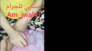 الالبوه شغاله لعب في كسها في اوضتها واخوها الديوث دخل عليها وهو هايج   سكس مصري مطلع زوبره وناكته علاطول في كسها فاتحها