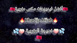 البنت اللبوه نيمه علي جنبها الشمال والراجل ماسك في شعرها بيشد منه وهو بيدخل زوبره وبيطلعه في كسها وبيلف وشها عل  سكس مصري يه بيبوس فيها وهو شغال نيك في نفس الوقت