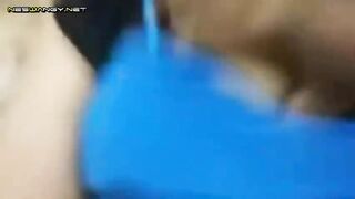 البنت رافعه التيشرت بتاعها وشغال الراجل الخول ال معاها لعب في بزازها   سكس مصري الكبار بيعصر فيهم بيديه وبيلعب فيهم اوي