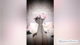 اللبوه مفلقسه طيزها عالسرير مطلعاها لبره وهي عريضه اوي ومكتفه ايدها لورا ولابسه الكعب الاسود مجنن الرا  سكس مصري جل وهو متكيف وهو بيقرب منها وبيضرب فيها