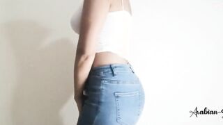 عارضه الازياء الشرموطه واقفه بالبنطلون الجينز والكات وسشغاله تمشي يدي  سكس مصري ها علي جسمها ومعجبه بيه هايجه علي نفسها