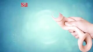 البنت راكبه العربيه مع حبيبها وهو سايق بينزل البنطلون وبيطلع زوبره الكبير ليها تمصه من سوسته البنطلون وبتل  سكس مصري عب فيه بيديها لغايه محمبط ونزل في اللبن