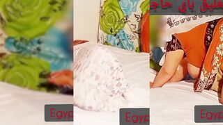 الشرموطه واقفه مفلقسه طيزها وميله جسمها عالسرير والراجل وراها بيحسشس علي طي  سكس مصري زها الكبيره وبيدخل زوبره في كسها من ورا