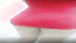 الراجل قالع ملط وقاعد عالسرير ع اوله والبنت المتناكه بتاعته تحت منه عر  سكس مصري يانه وماسكه زوبره بتمص فيه وترضعه بجنون